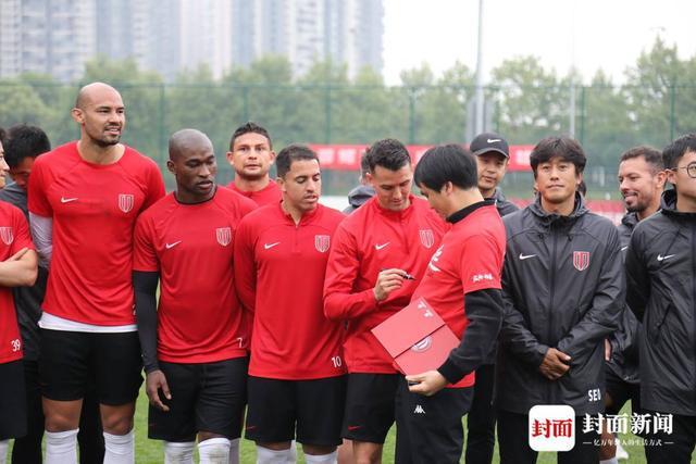 牛牛免费下载版-向队长告别！周定洋效力成都蓉城经典瞬间